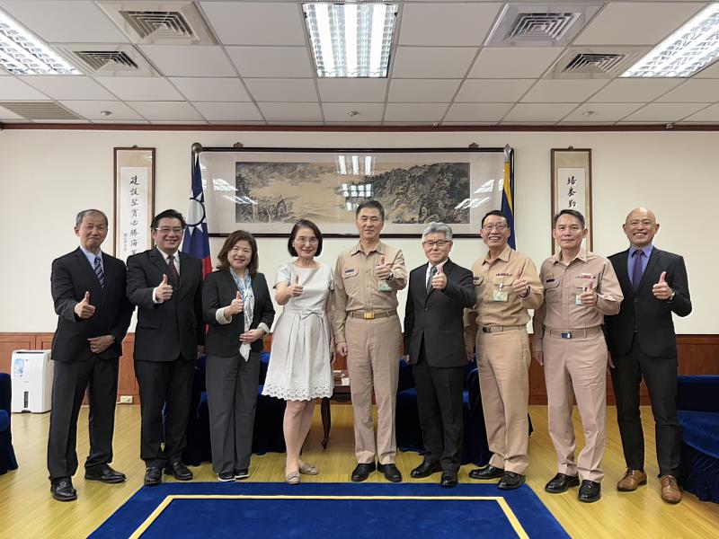 實踐大學洪久賢校長等一行主管與海軍司令部司令等人合影。