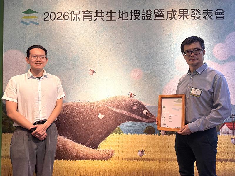 東海大學生態與環境研究中心主任江智民（右）指出，學校以教師宿舍區3.04公頃為申請範圍，該場域保存完整次生林環境，也是許多保育類動物的重要棲地。