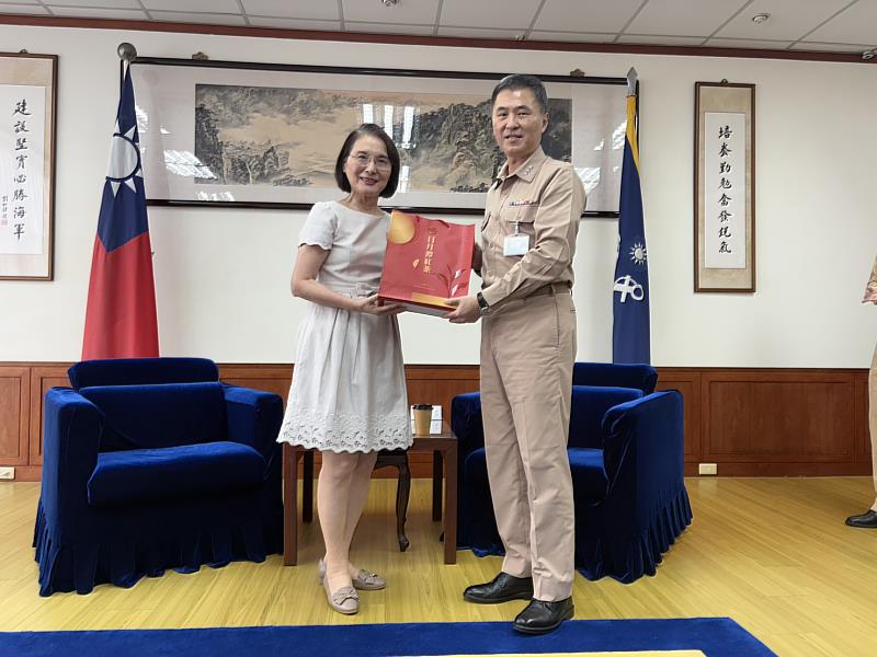 實踐大學洪久賢校長與海軍司令部司令蔣正國上將互換禮物。