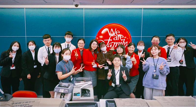 中金院財金系蔡昀澄認為，參加實習讓他今年的寒假過得非常充實，能認識銀行運作的完整樣貌，也提前了解了個金的業務內容。（圖／中金院提供）