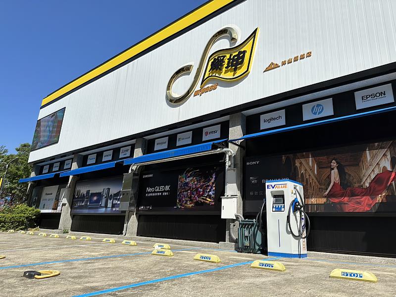 華城電能EVALUE於全台燦坤15個營業門市提供顧客便利的電動車充電服務。