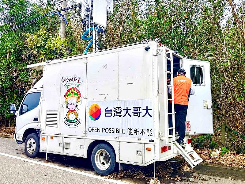 雙媽遶境罕見同時展開，台灣大首度導入Agentic AI智慧人流動態資源管理機制，並以「4大通訊調度與維運作法」，整合多項網路調度與維運策略，全面強化沿途通訊韌性。