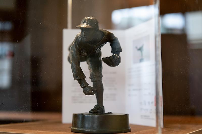 「球者魂也－嘉義棒球文學特展」展出近50件珍藏品與選書。