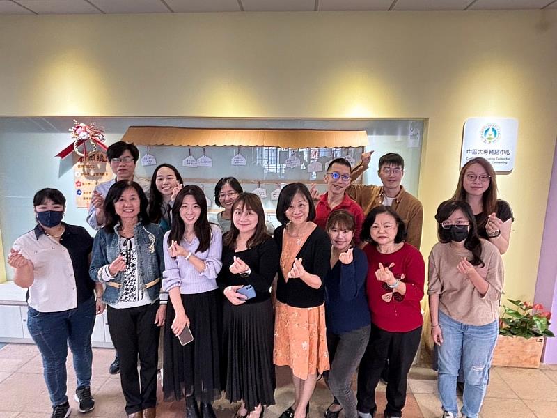 教育部學生事務及特殊教育司科長蒞臨參觀中心特色之祈福牆。