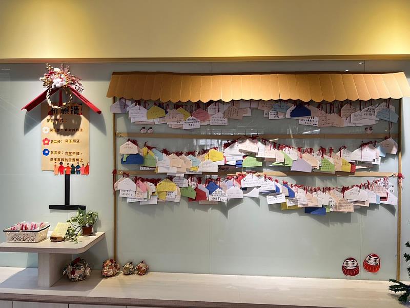 祈願牆－學生踴躍參與將對自己及他人的祝福掛於牆面。