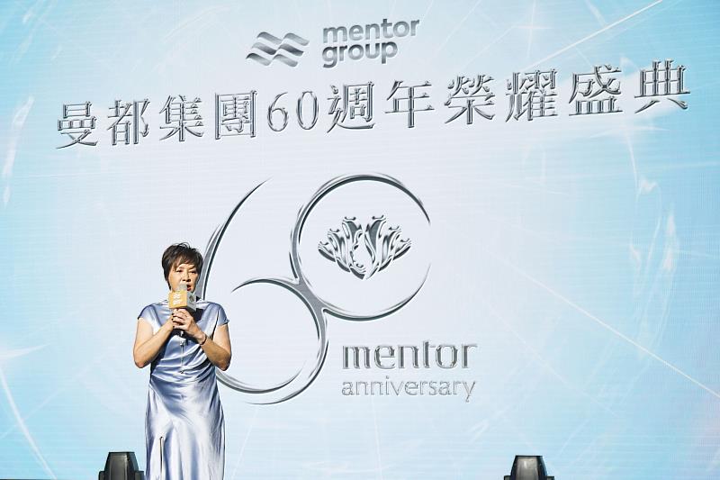 董事長賴淑芬發表未來願景，強調在堅守專業與服務精神的同時，持續以創新與數位化推動品牌升級。（資料來源：曼都髮型）