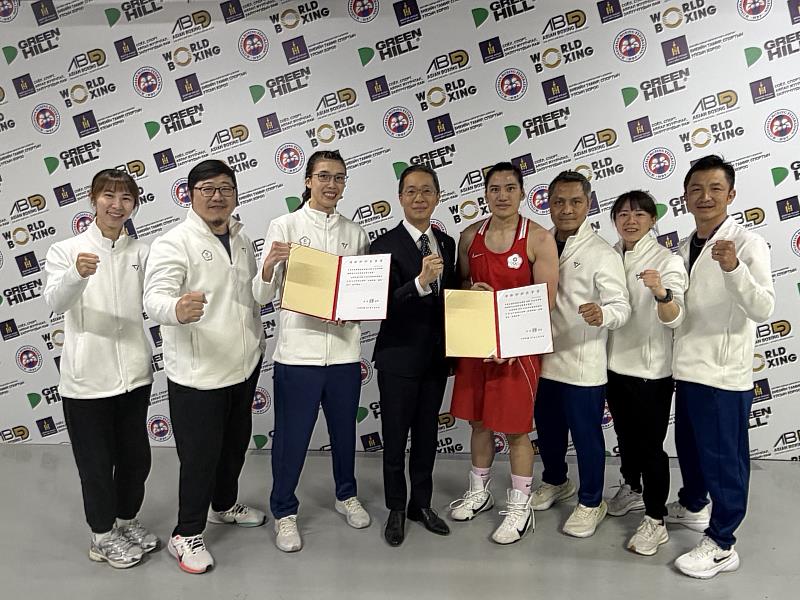 選手及教練團與王代表合影。