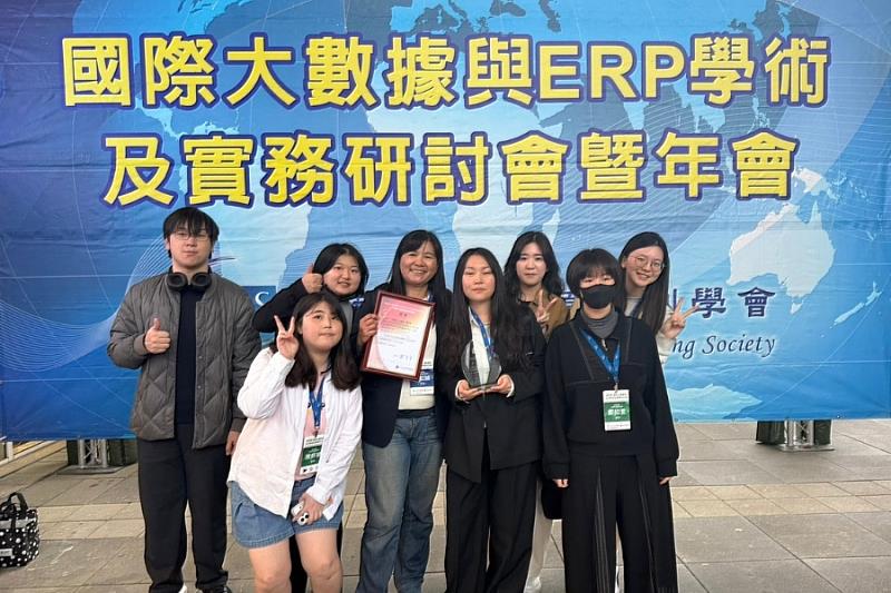 逢甲師生團隊於場外合影，分享第1名的喜悅。