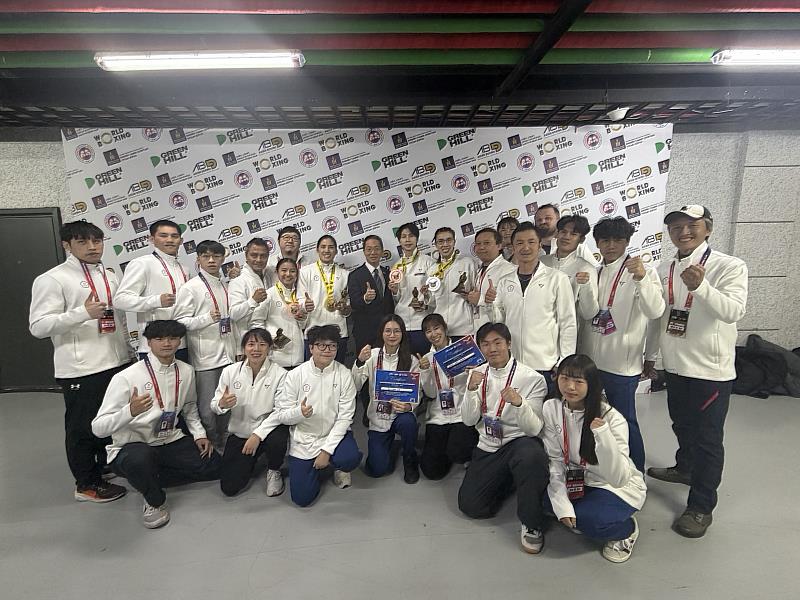 代表隊全體合影。