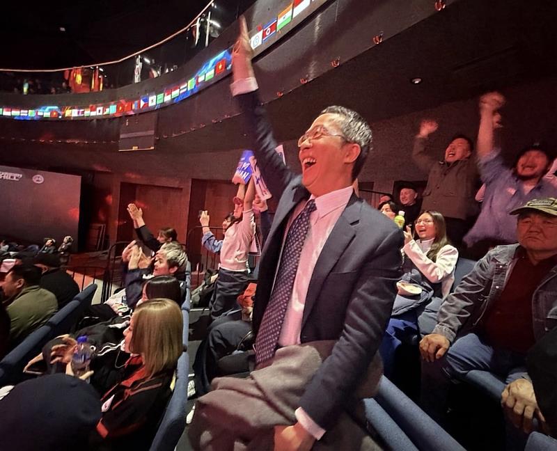 王代表率僑胞大聲吶喊加油。