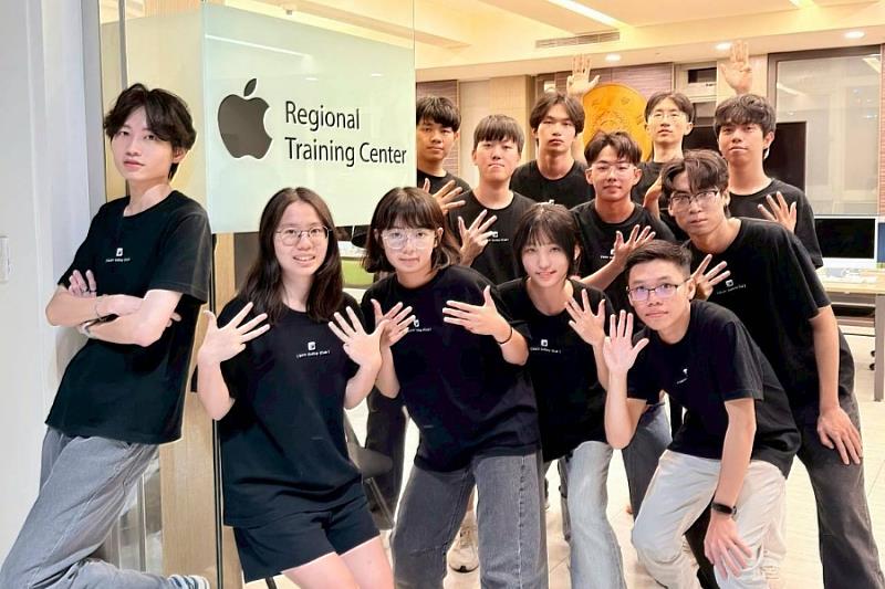 逢甲iOS Club社團成員。社團內擁有「學長姊帶領學弟妹」的優良傳統,長期為學生打造扎實的App實作環境。