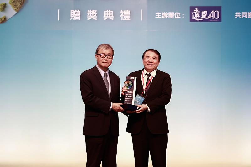 海大許泰文校長親自出席頒獎典禮代表受獎。（左為教育部長鄭英耀）