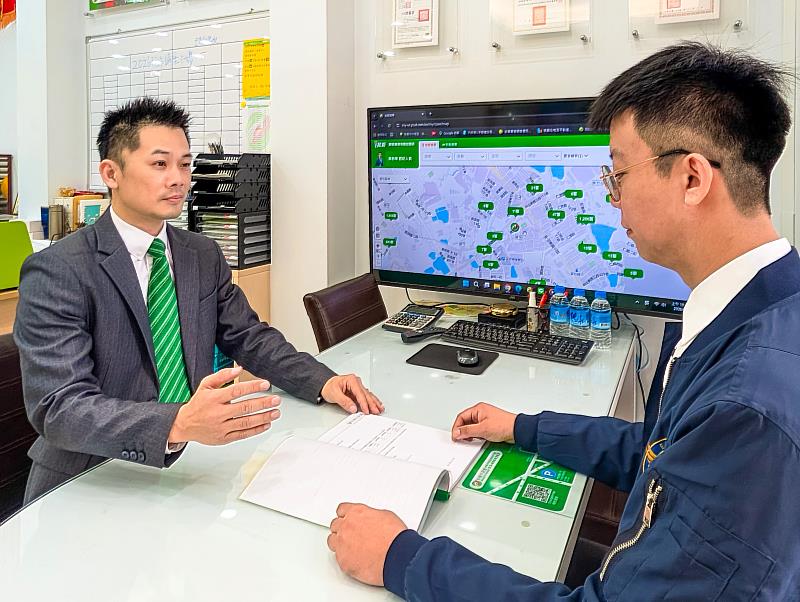 黃舶瑋副店長（左）細心檢視屋況，據實告知房屋細節，讓客戶在充分資訊下安心做決定。（永慶房產集團提供）