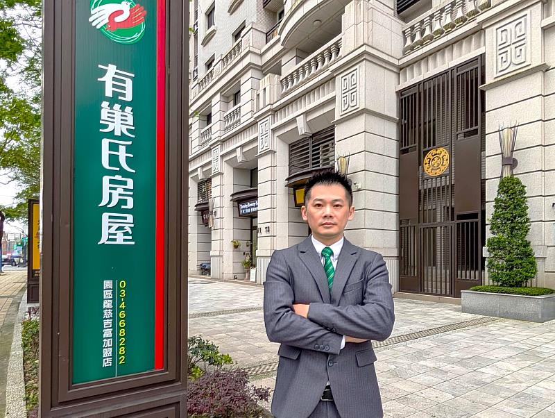 有巢氏房屋園區龍慈吉富加盟店黃舶瑋副店長相信「服務在成交後才開始」，選擇一路陪伴客戶走過2年訴訟期間的不安與壓力。（永慶房產集團提供）