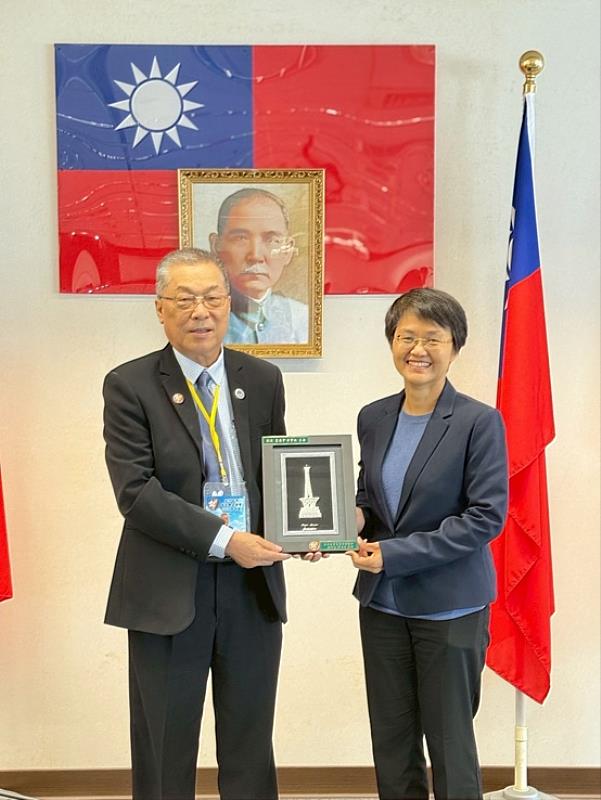 亞總邱泳方總會長(左)贈禮古秀妃主委(右)。