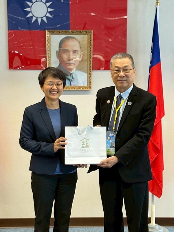 古秀妃主委（左）回贈亞總邱泳方總會長六龜茶陶（右）等路。