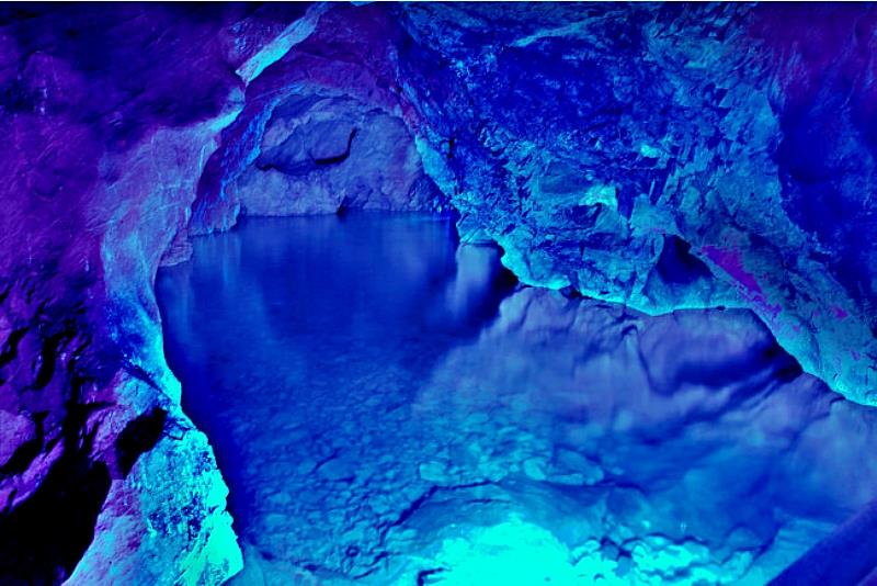 大分縣豐後大野市的稻積水中鐘乳洞，是日本規模最大，同時也是少數能夠從事水肺潛水與浮潛的水中鐘乳石洞，洞窟形成於3億年前，後因30萬年前阿蘇山劇烈火山爆發導致被水淹沒。之後，經過長年水流侵蝕與人為開鑿，成為觀光景點，洞內設有步行參觀通道，能讓遊客深入探索。