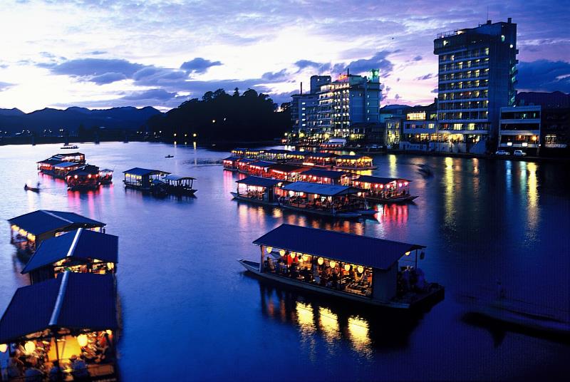 日田市的隈町有「水鄉」之稱，市區流淌著築後川上游的三隈川，夏季時可在屋形船用餐、觀賞鸕鷀捕魚，各家溫泉旅館會提供浴衣讓遊客換上，五彩的燈火輝映在黑暗的水面，很有懷舊的夏夜風情。