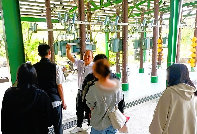 北分署宜蘭職訓場陳枝洋訓練師為少年說明水電工作技能需求與就業潛力。