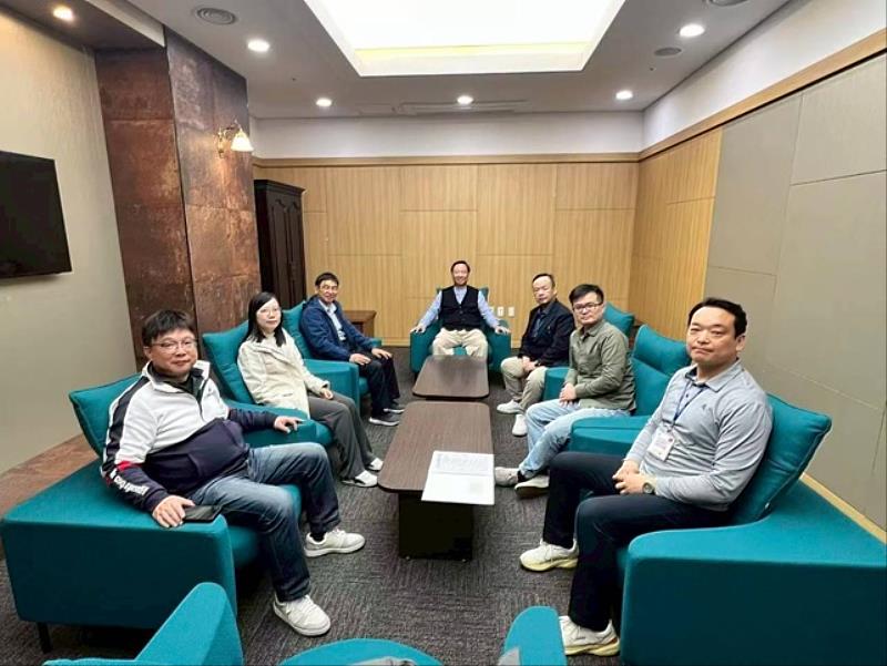 2026年救國團幹部韓國訪問團於APEC亞太經濟合作會議領袖會議室合影。
