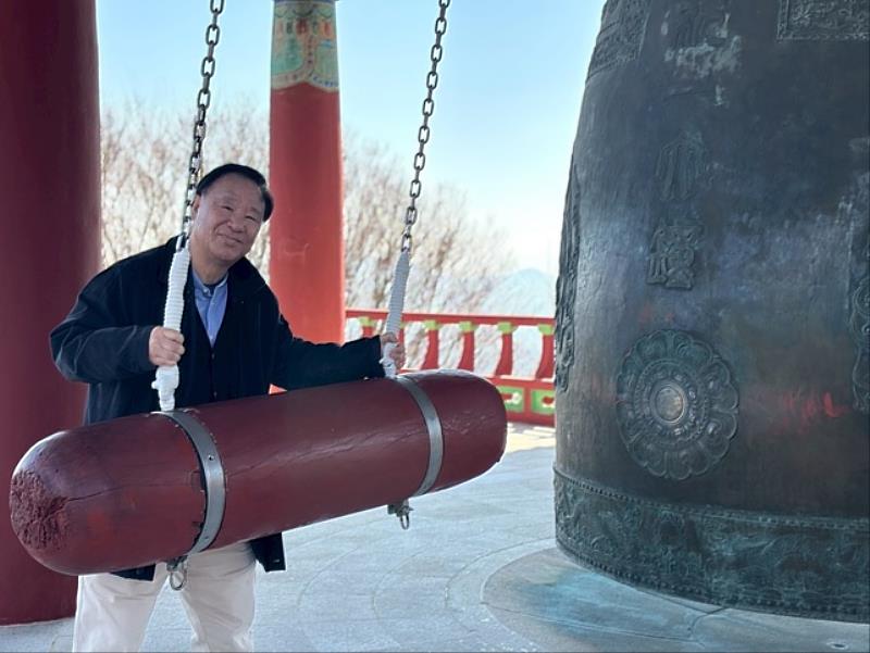 救國團葛永光主任於石窟庵敲鐘祈福。