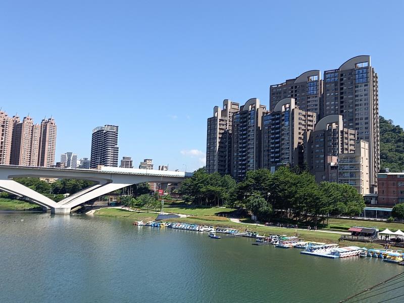 近年新店區房租漲幅明顯，若想轉租為買，信義房屋專家指，關鍵仍在於自備款。