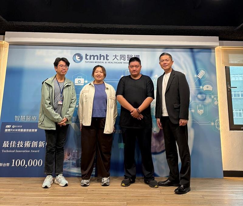 大同醫護股份有限公司總經理張智為（右）與學生合影。