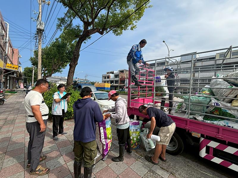 農藥提神飲料空瓶回收活動，民眾攜帶回收物。