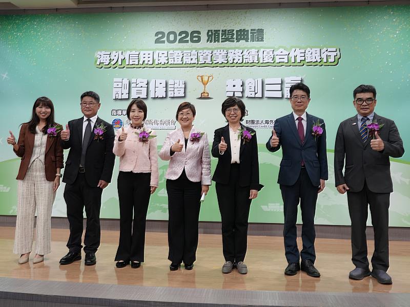 徐佳青（中）與出席貴賓及臺商合影。