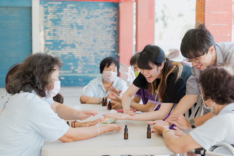 旗津計畫攜手高雄醫學大學香粧品學系舉辦「芳香產品應用與體驗」，學生陪伴旗津長者共同調製專屬香氛作品，創造獨一無二的嗅覺記憶。