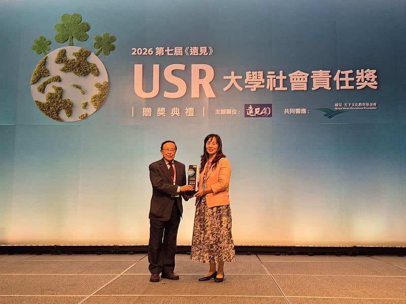 高雄醫學大學USR計畫榮獲《遠見》USR大學社會責任獎「福祉共生組－楷模獎」及「產業共創組－績優獎」，由副校長周汎澔（右）代表領獎。