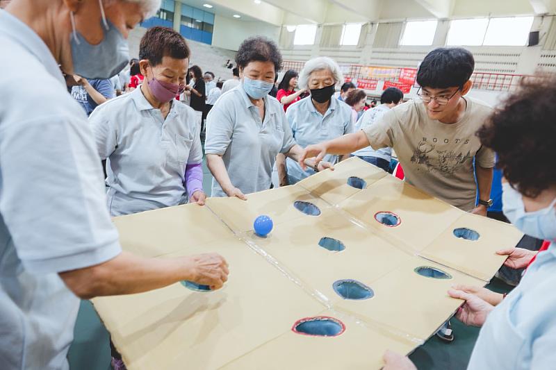 旗津計畫攜手高雄市立旗津醫院舉辦「旗津長照島盃銀髮趣味競賽」，高雄醫學大學運動醫學系同學精心設計「滾球分類」遊戲，邀請長者動手又動腦，展現青銀共融的活力與樂趣。