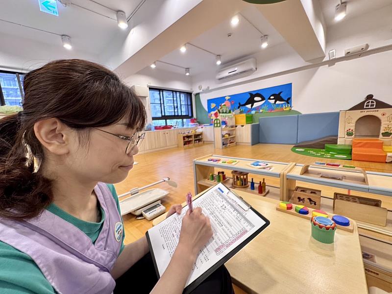 托育人員填寫幼兒發展檢核表。