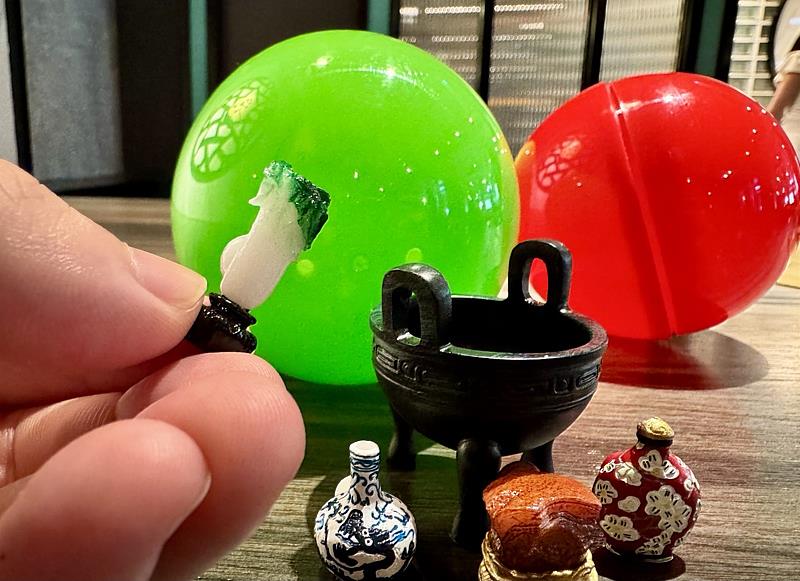 復刻故宮文物打造扭蛋組合，凡消費聯名雙人或4人套餐，就有機會獲得迷你文物磁鐵。