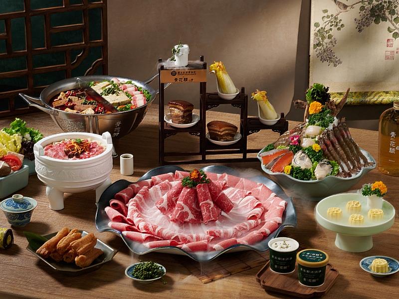 青花驕連3年與故宮聯名，今年以多寶格盛裝肉形石、翠玉白菜，佐屠蘇酒入餐，更添風雅美學。