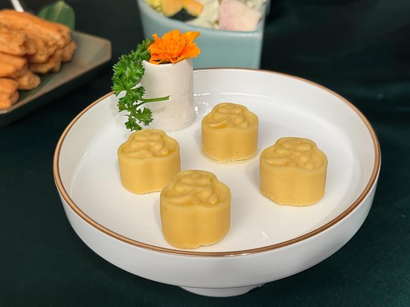 今年甜點推出獨創青花椒風味的青韻椒香綠豆糕，打造鹹甜交織、香麻回韻細緻尾韻。