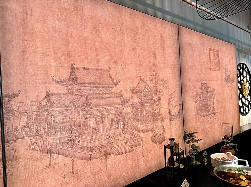 品牌與故宮當季特展同步，將燈光編程與古畫結合，以白天到黑夜五種場景燈光秀，呈現古人看龍舟競渡等日常生活。