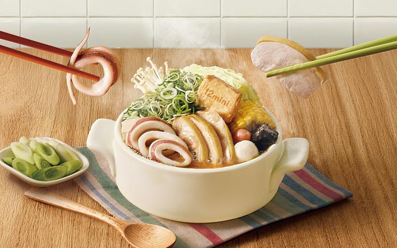 「12mini」期間限定「爆蒜鮮魷嫩雞鍋」，湯頭鮮香甘口。