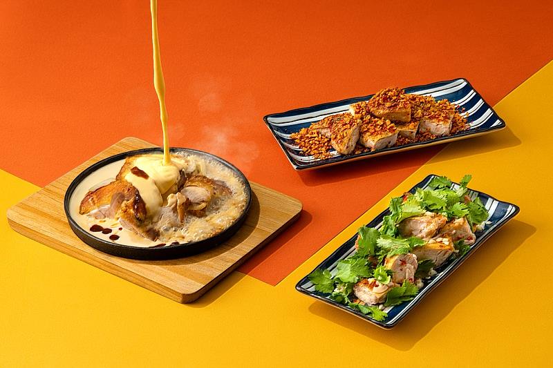 「就饗鐵板燒」即日起推出風味鮮明的雞排陣容，爆醬起司雞腿排（左）、當紅辣子雞腿排（上）和泰式香菜雞腿排（右）。