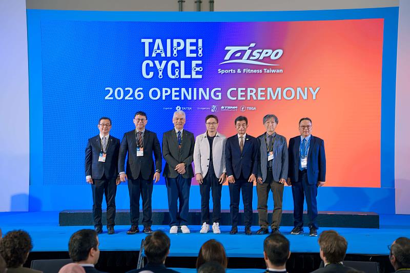 開幕典禮，右起：自行車永續聯盟劉湧昌理事長、台灣體育用品公會廖國廷理事長、台灣自行車輸出業同業公會吳盈進理事長、外貿協會黃志芳董事長、運動部黃啟煌次長、經濟部莊銘池主任秘書、台北市體育用品公會黃建旺名譽理事長。（貿協提供）