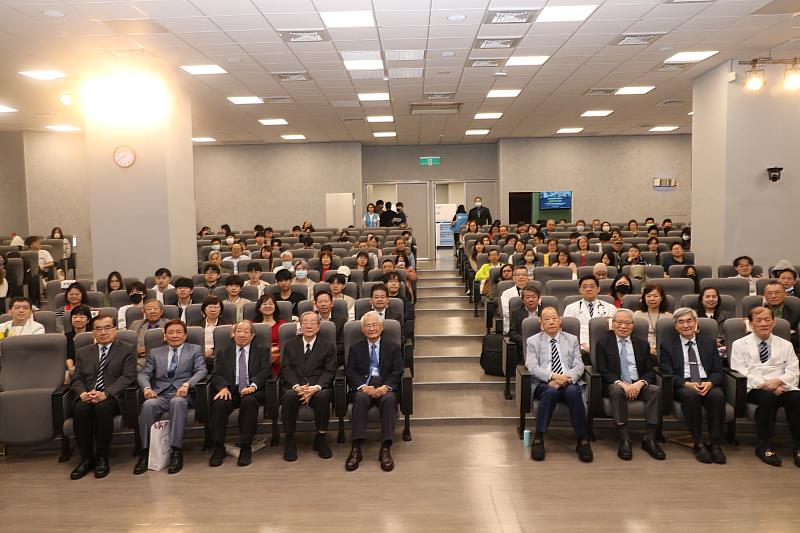 蔡長海董事長與傑出校友和貴賓會場合影。