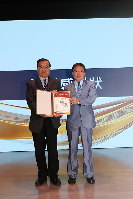 薛博仁副校長頒贈王輝生醫師感謝狀。