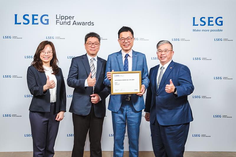 富邦投信董事長黃昭棠（右1）、總經理呂其倫（左2）、資深副總張美媛（左1）及基金經理人蕭智偉出席理柏頒獎。