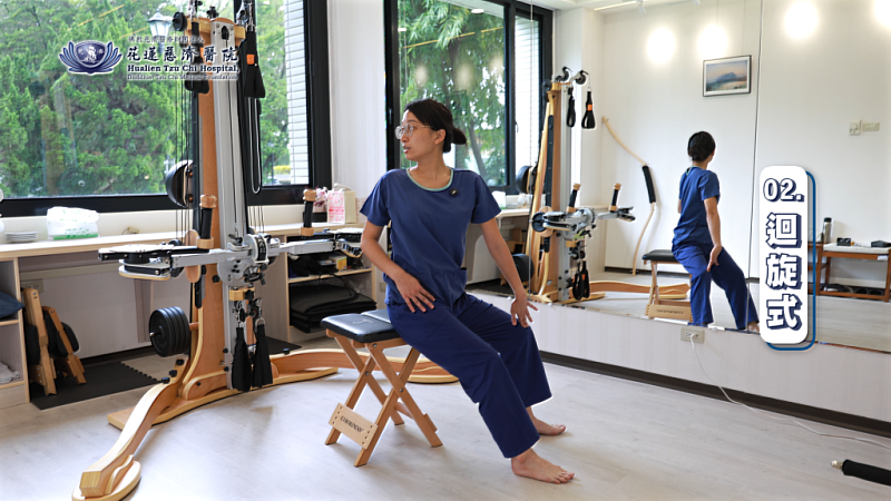 花蓮慈院物理治療師簡婕分享嬋柔運動，迴旋式：保持脊椎向上延伸的質感，向右轉動時，依序帶動骨盆、腰部、胸部、肩膀與頭部旋轉，並配合吐氣；慢慢回正後，再換邊進行。