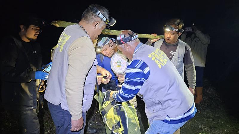 武陵部落棲地巡守隊員協助搬移黑熊及測量體重。