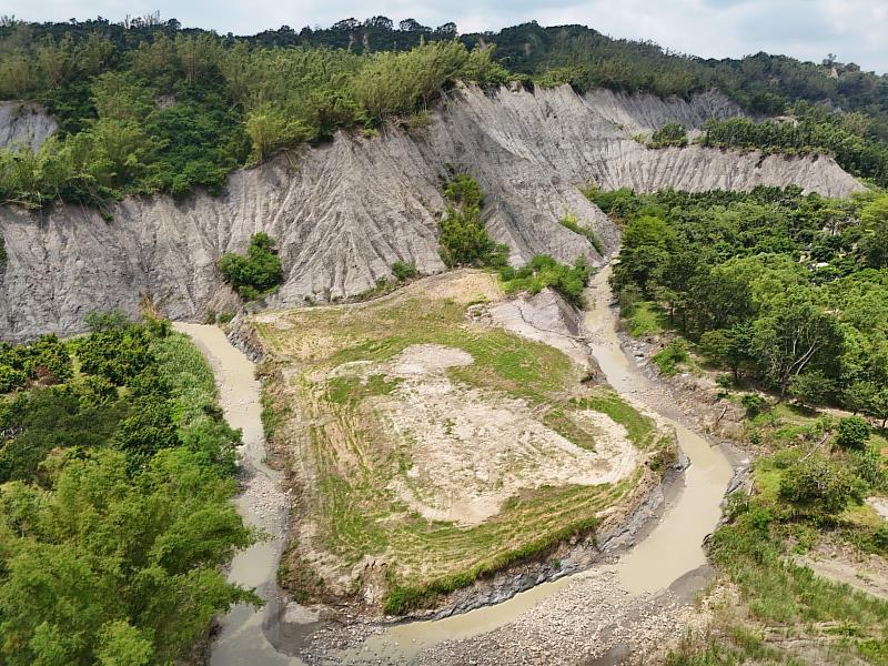 國有林地收回後營造為草鴞棲地，首先投入地貌的改善，針對銀合歡使用機具清除，低漥易積水處整地填平，但保留了現地既有的白茅種源。
