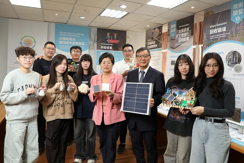 臺南大學團隊發展廢棄太陽能板回收技術，透過低碳分離流程提升材料再利用價值，展現綠能循環應用成果。