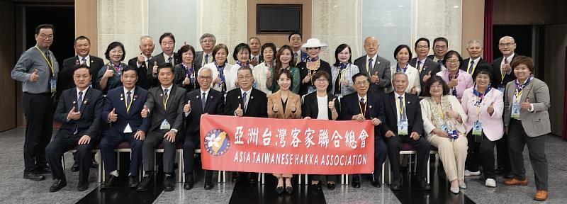 亞洲台灣客家聯合總會回國訪問團與李姸慧大合影。