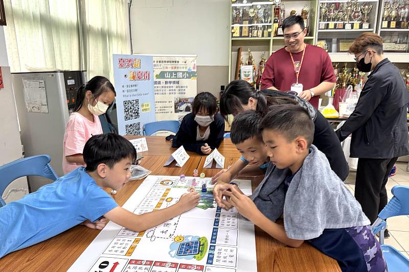 南大將產業技術轉化為教學教材，透過綠能大富翁闖關活動，引導孩童理解循環經濟與永續發展概念。