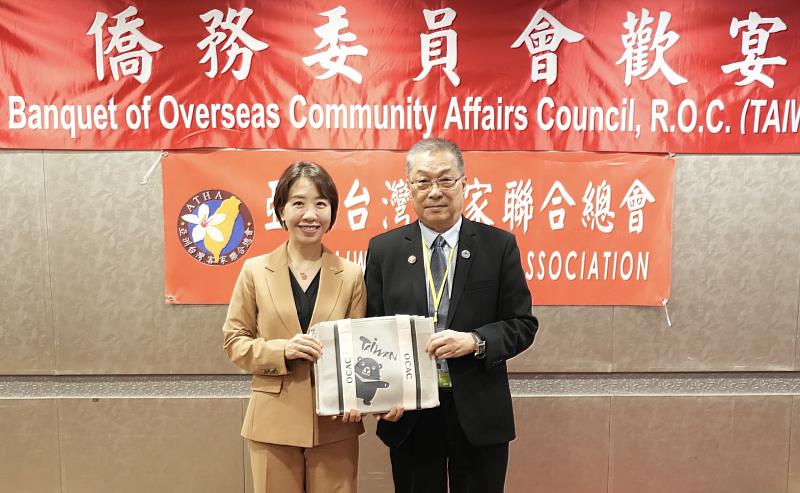 僑務委員會副委員長李姸慧贈禮予亞客總，邱泳方代表接受。